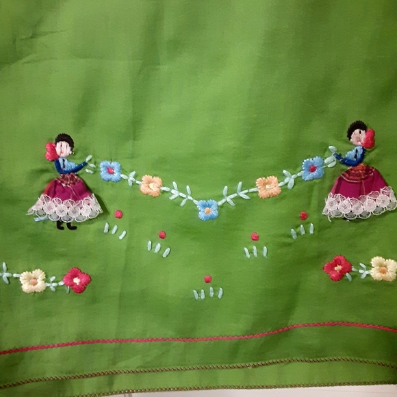 Embroidery Chelsa & Violet Plunge Neckline - Picture 7 of 9